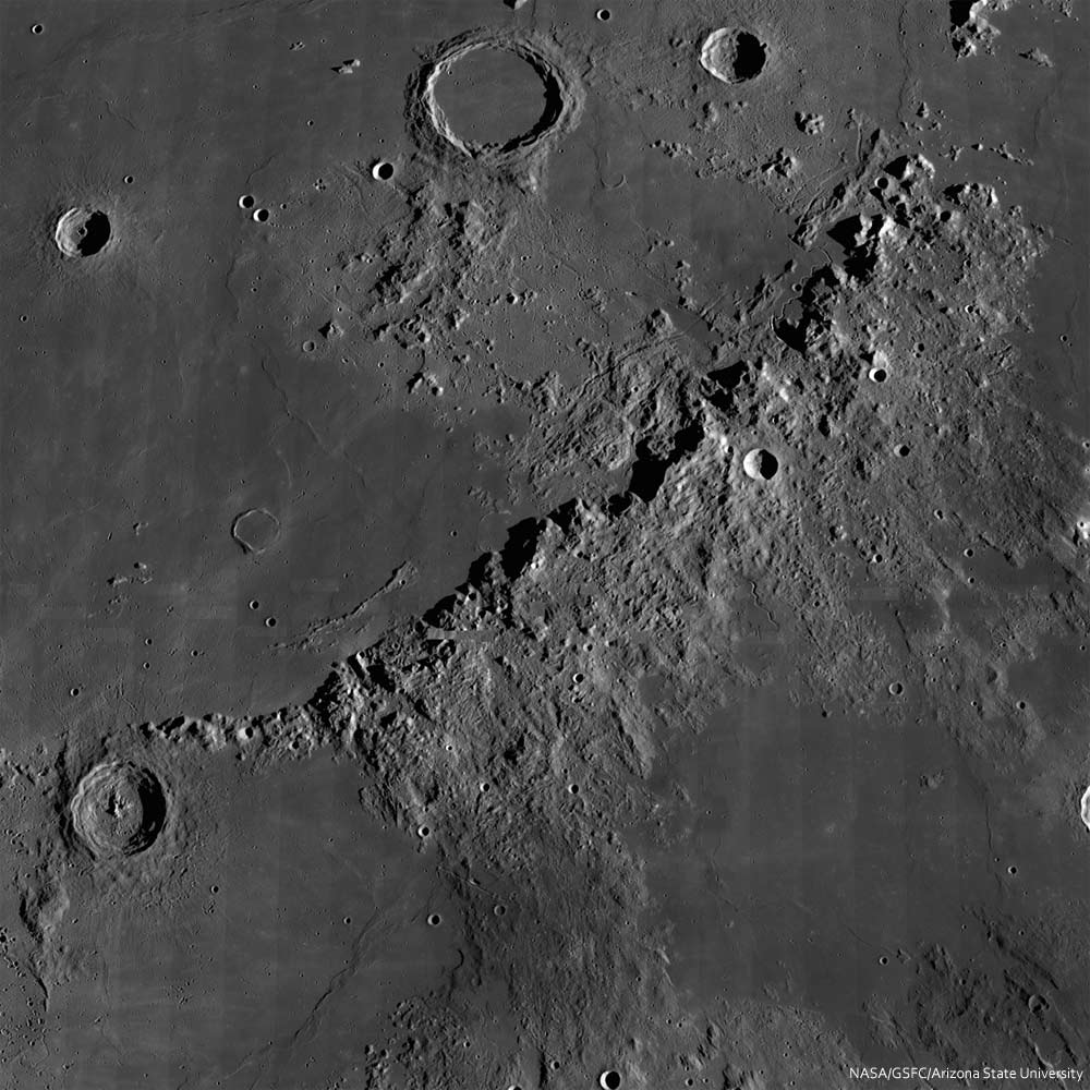 Die Oberfläche des grauen Mondes näher betrachtet. Die Mond-Berge.