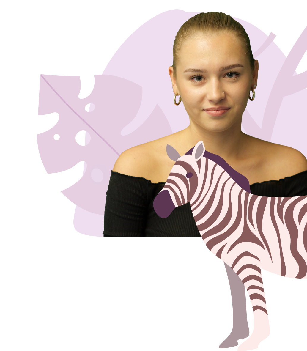 Lächelnde weibliche Person mit Ohrringen und einem schwarzen Oberteil. Im Vordergrund ist ein Zebra mit rosanen Farbabstufungen. Der Hintergrund ist rosa gehalten. Der Hintergrund ist pink und enthält dschungelartige Pflanzen.