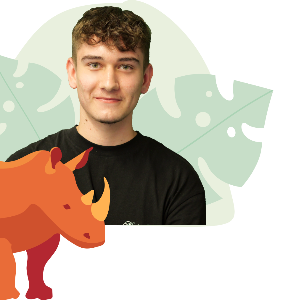 Grinsende männliche Person mit lockigem Haar und schwarzem T-Shirt. Im Vordergrund ist ein orangenes Nashorn zu sehen. Der Hintergrund ist grün und enthält dschungelartige Pflanzen.